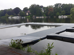 Schwimmsteg am Wasser mit Anlegern