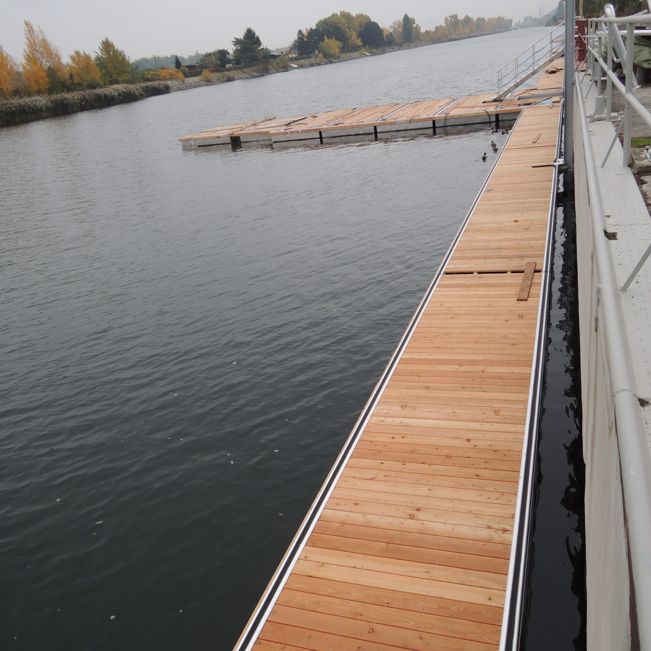 Marina Anlage mit Haupsteg, Nebenstege, Plattform und Treppe sowie Ausleger