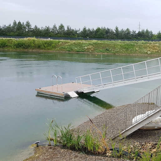 Schwimmplattform Hautzendorf 2019 seitlich