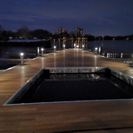 Schwimmplattform Potsdam Havelwelle 2020 bei Nacht