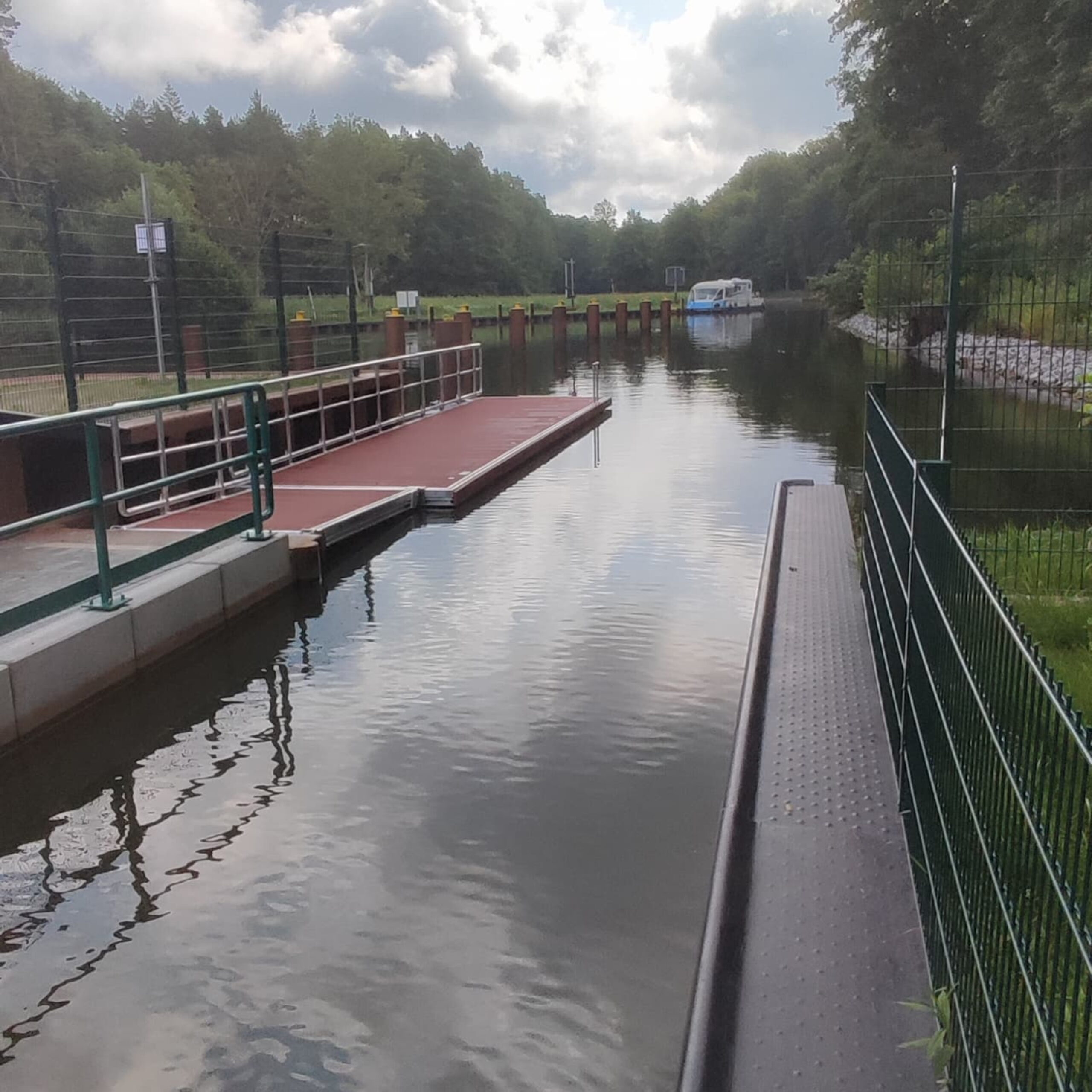 Bootssteg UW oder OW an der Staustufe Steinhavel