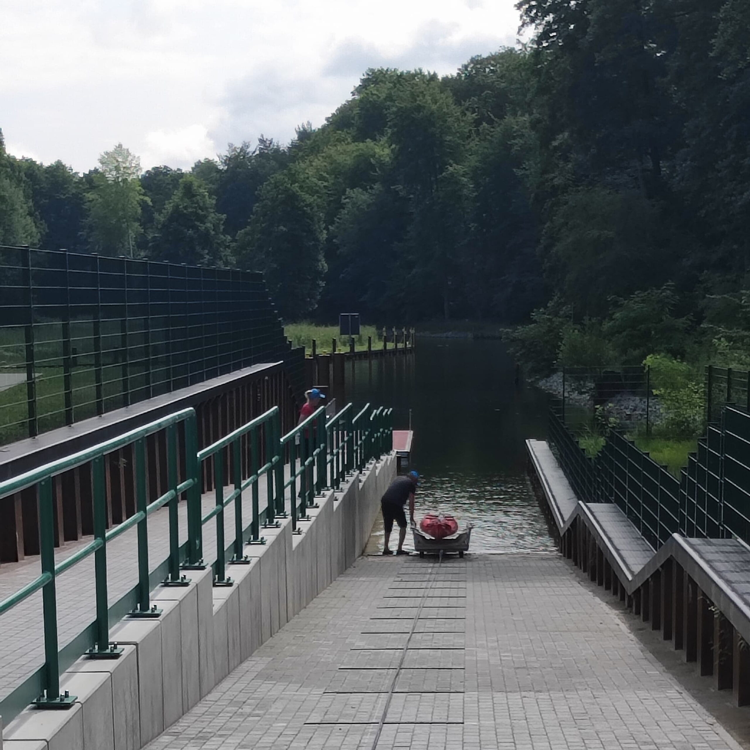 Sicht vom Wasser auf einen Bootssteg, mit 19 Auslegern und eine Fläche von ca. 261m²