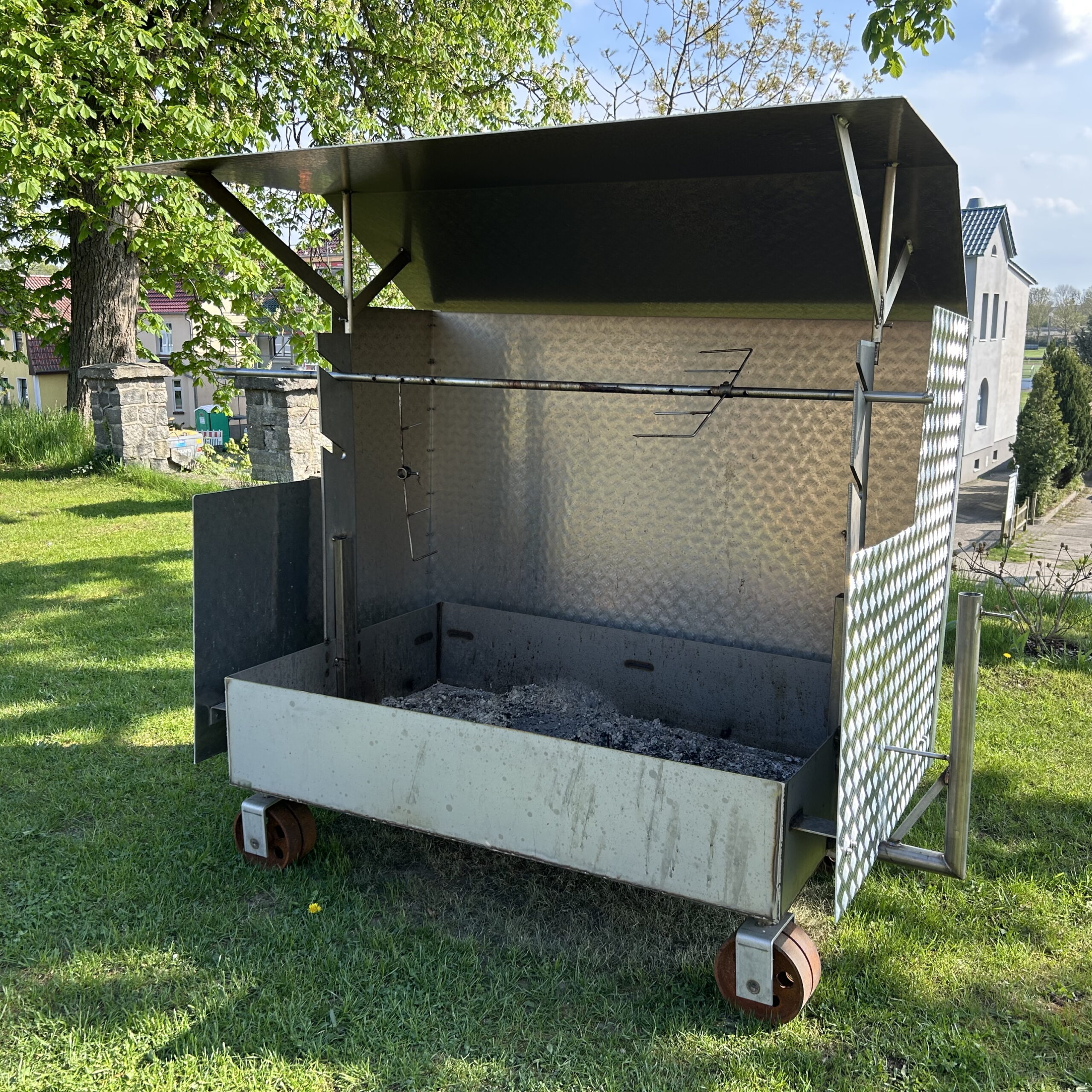 Spanferkelgrill von der Seite