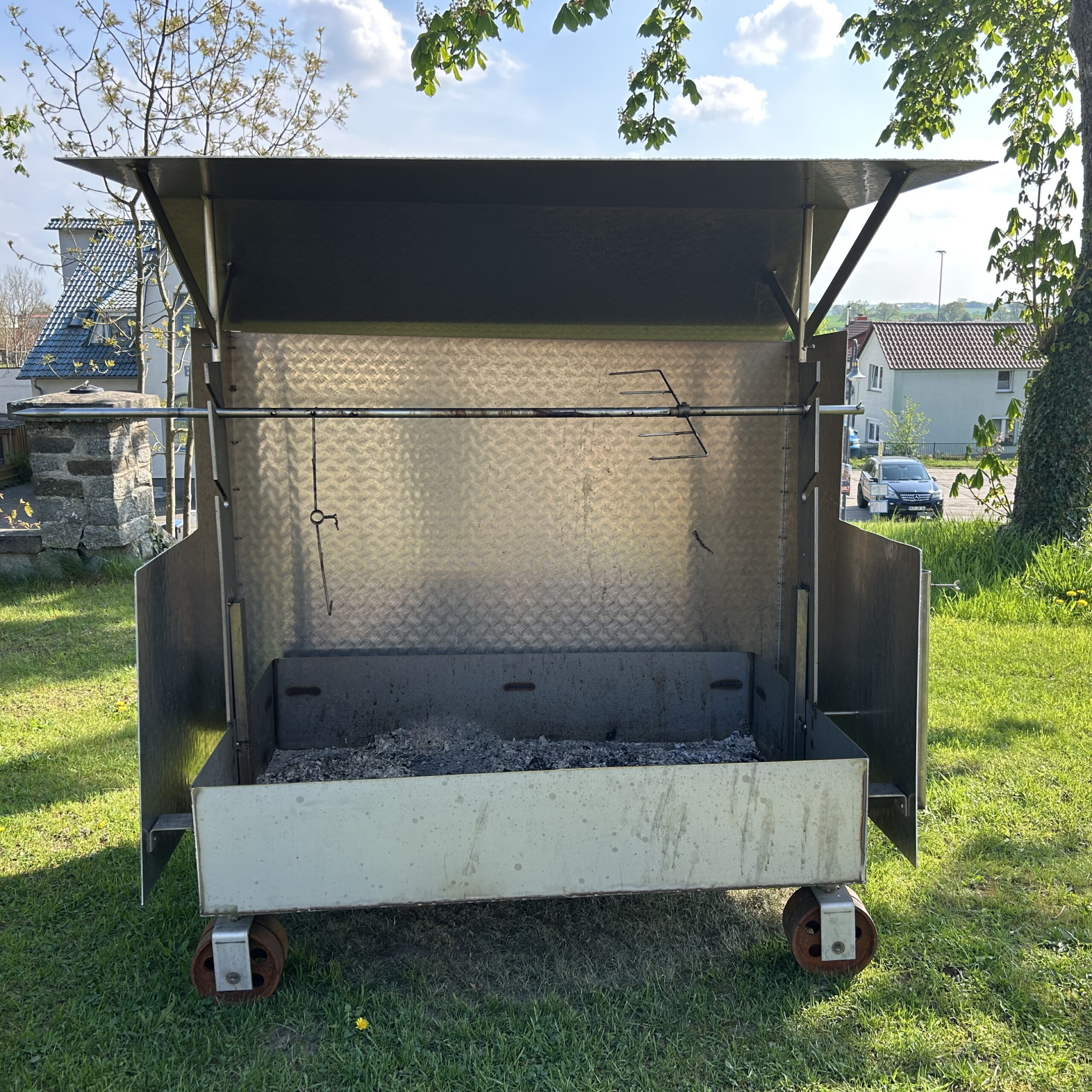 Spanferkelgrill von Vorne