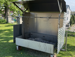 Spanferkelgrill mit Elektromotor