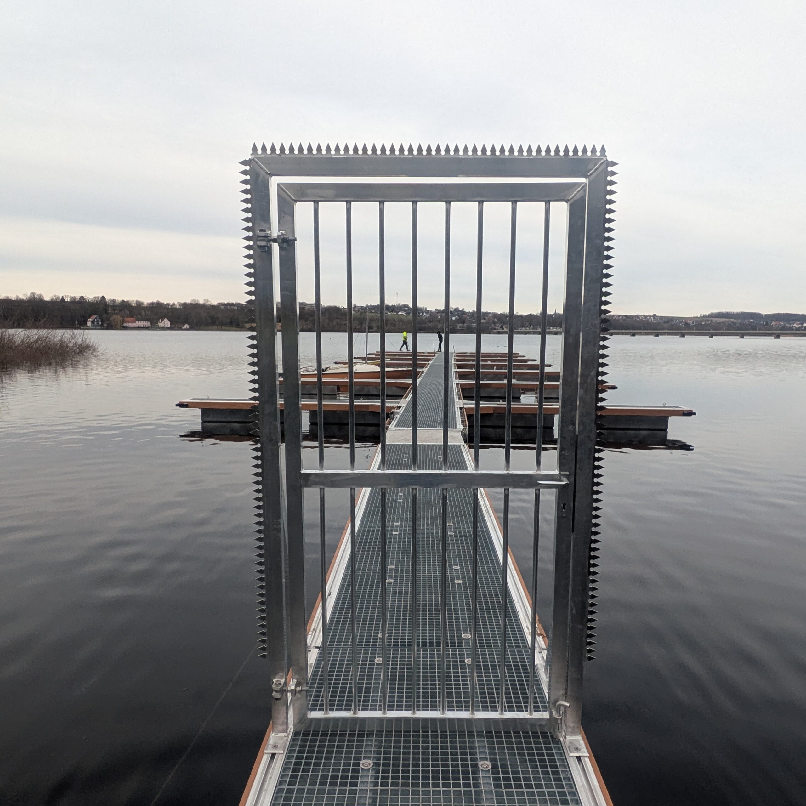 Bootssteg mit Tor