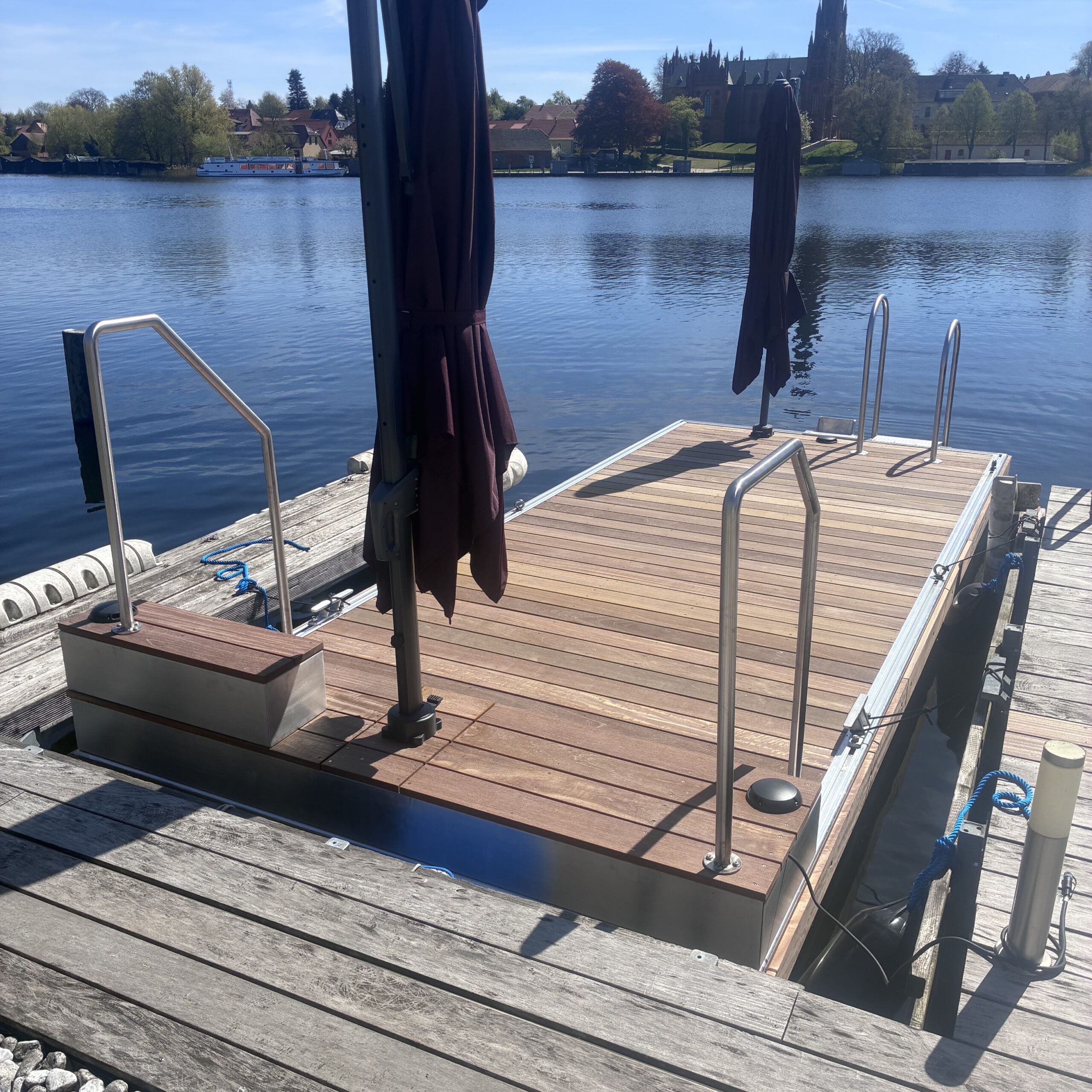 Schwimmplattform als Brutfloß mit Kies und Tonziegel