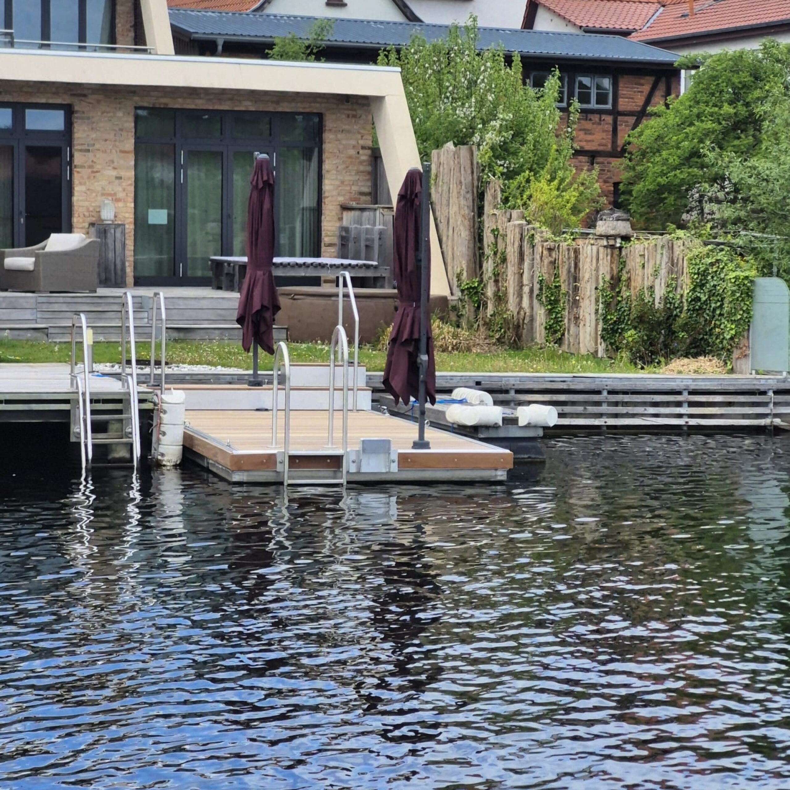 Schwimmplattform als Brutfloß für Flusschwalben