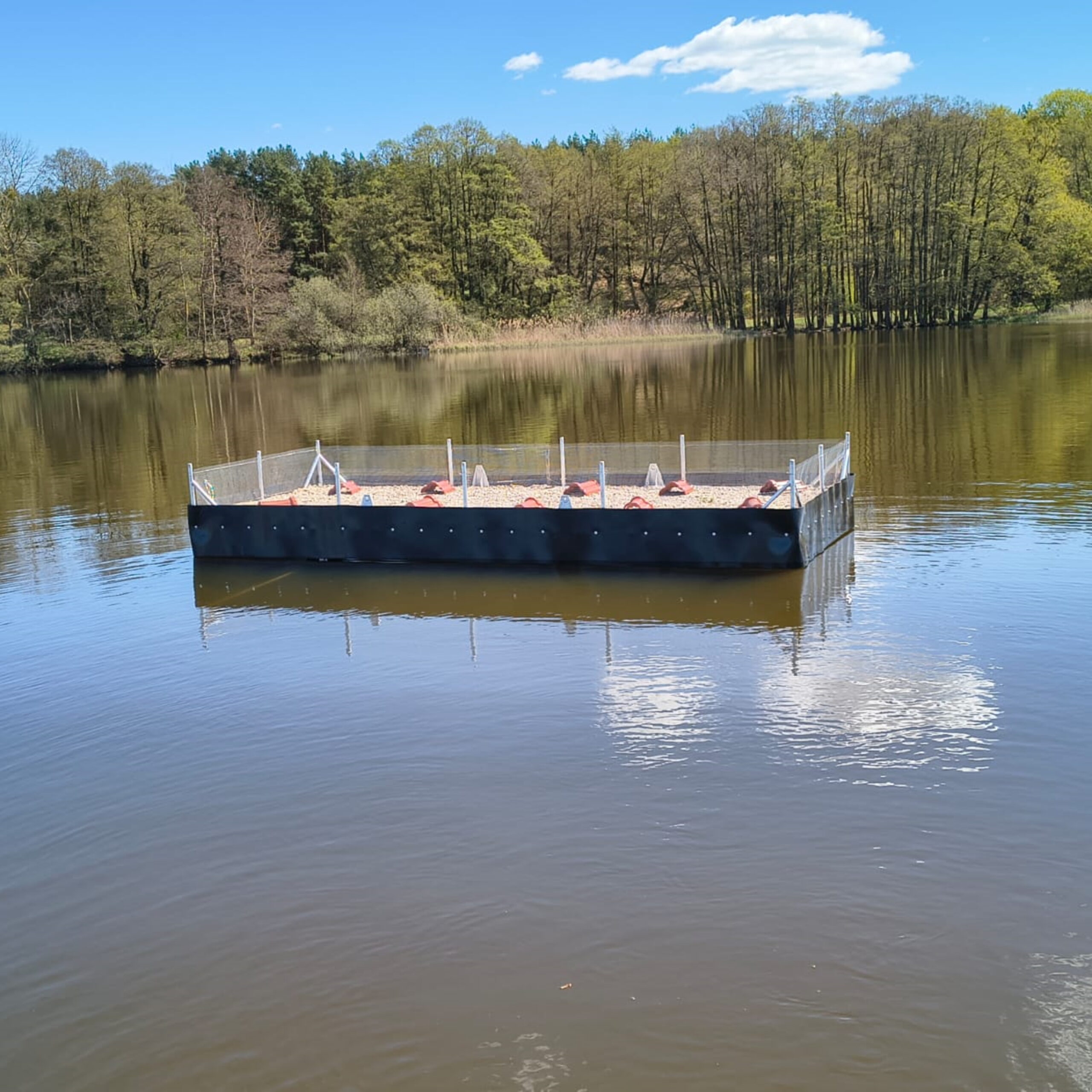 Schwimmplattform als Brutfloß mit Kies und Tonziegel